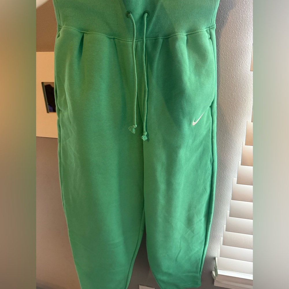 Nike Womens high rise loose fit Green Joggers